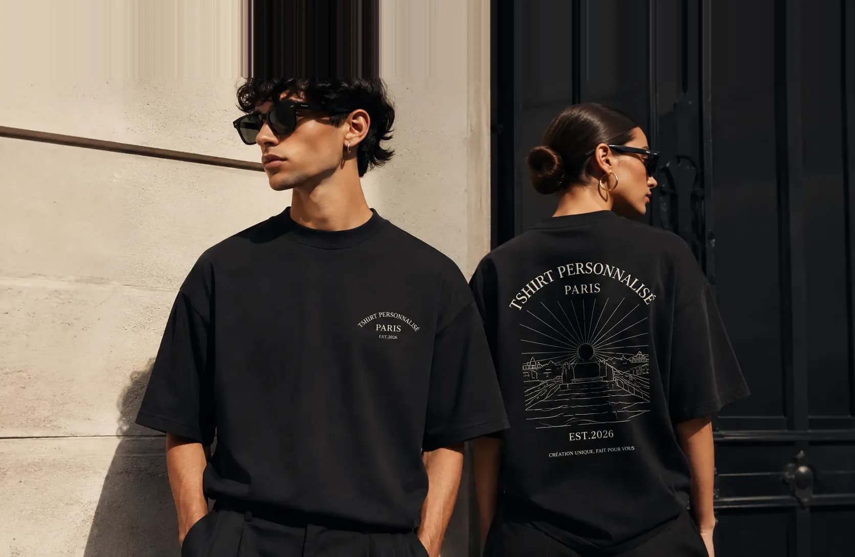 Duo de t-shirts noirs personnalisés TP Paris : impression poitrine et grand visuel dos, atelier de personnalisation à Paris